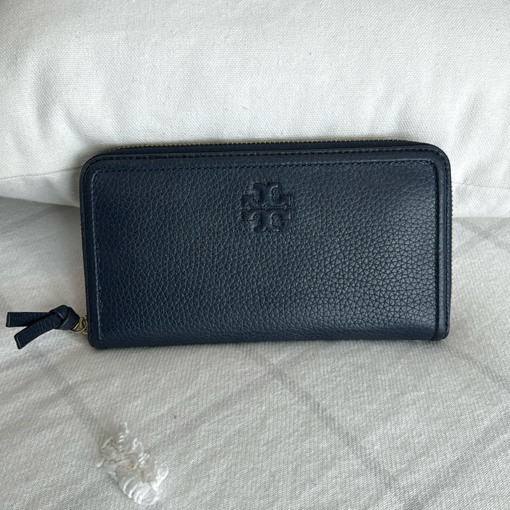 EUC Tory Burch Thea Multi-Gusset Zip Continental Wallet in Navy